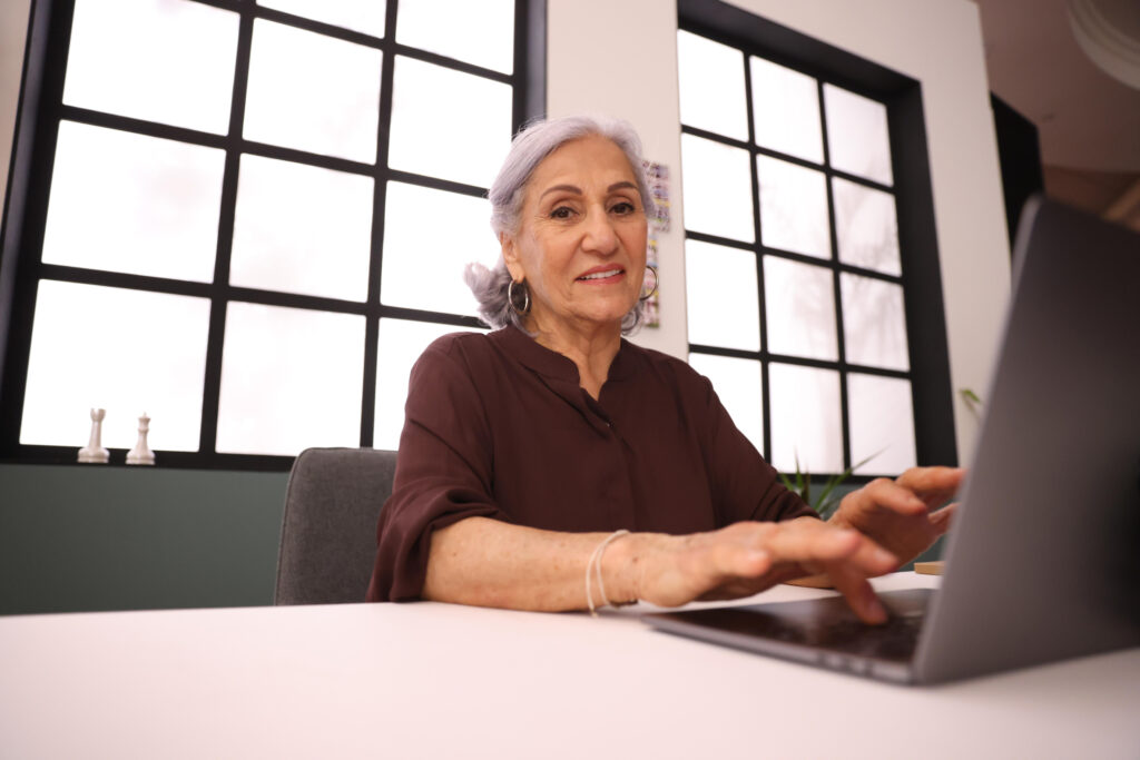אישה מבוגרת בגיל השלישי יושבת