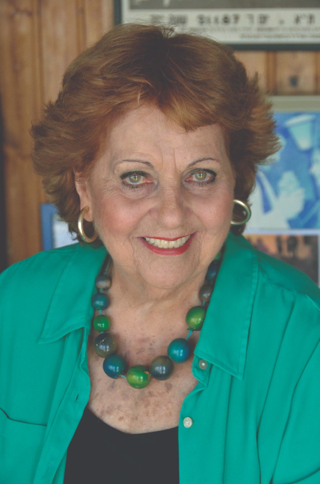 דינה דורון מחייכת