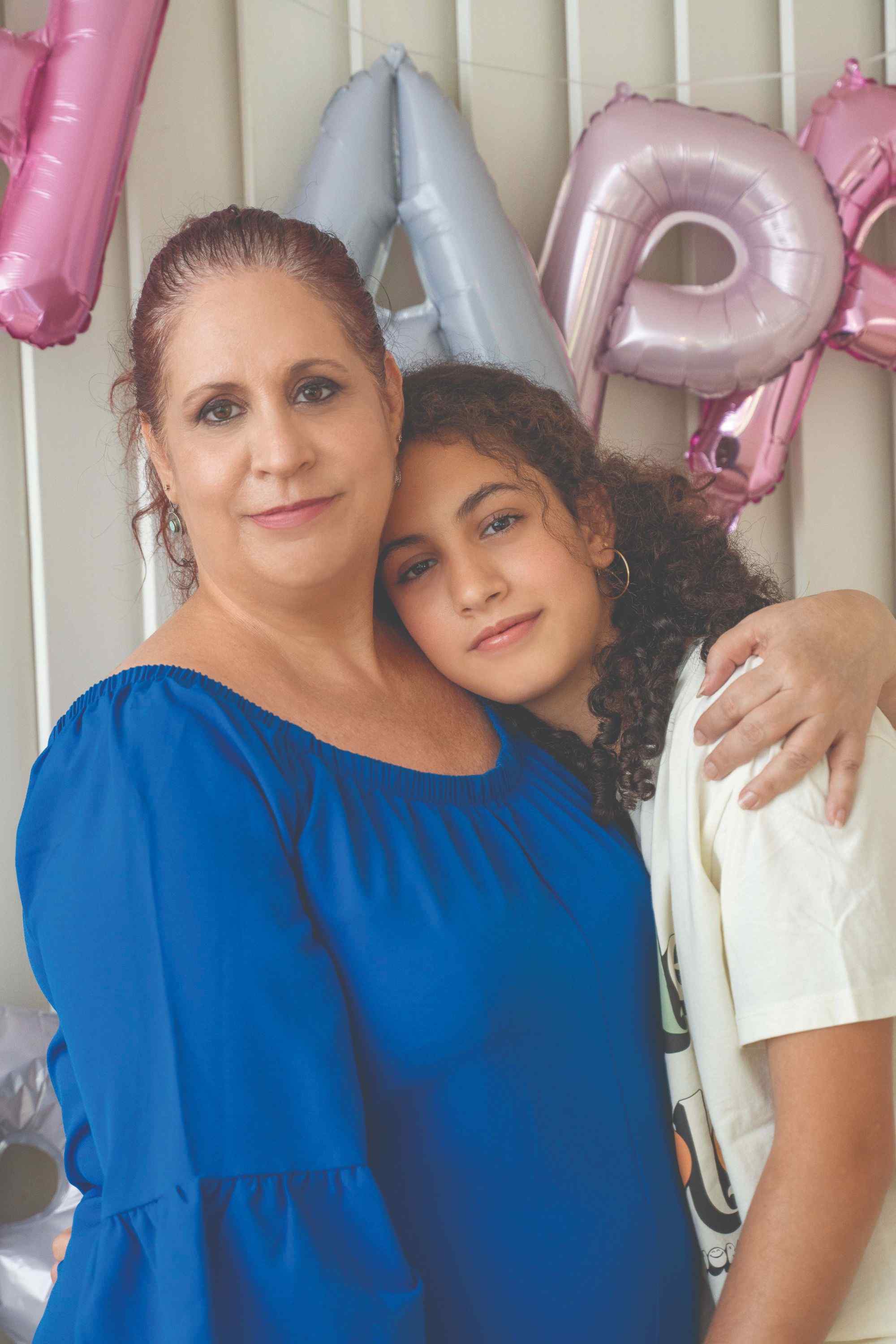 אמא ובת מחובקות 