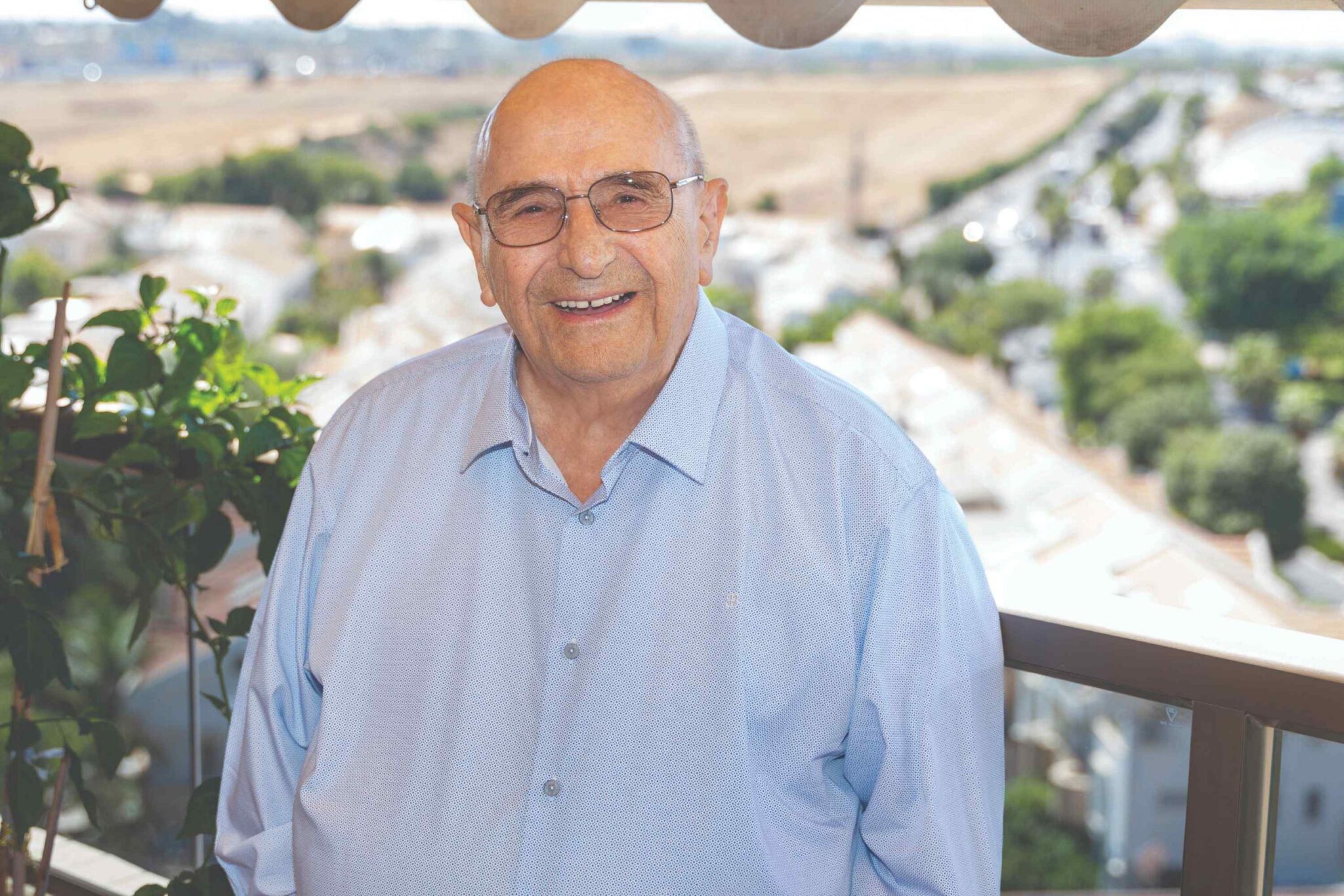 דוד ציפרמן עומד ומחייך