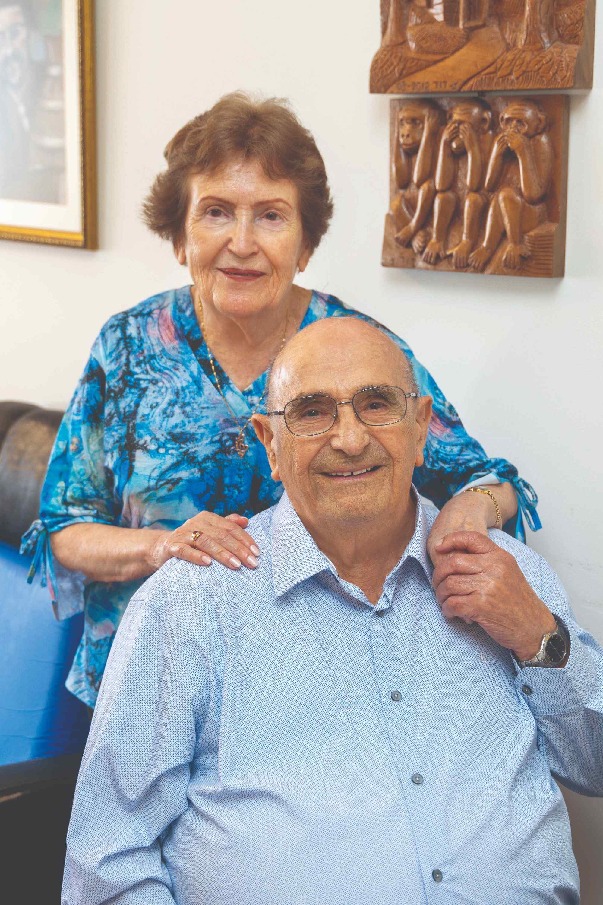 דוד ציפרמן ורעייתו מחזיקים ידיים