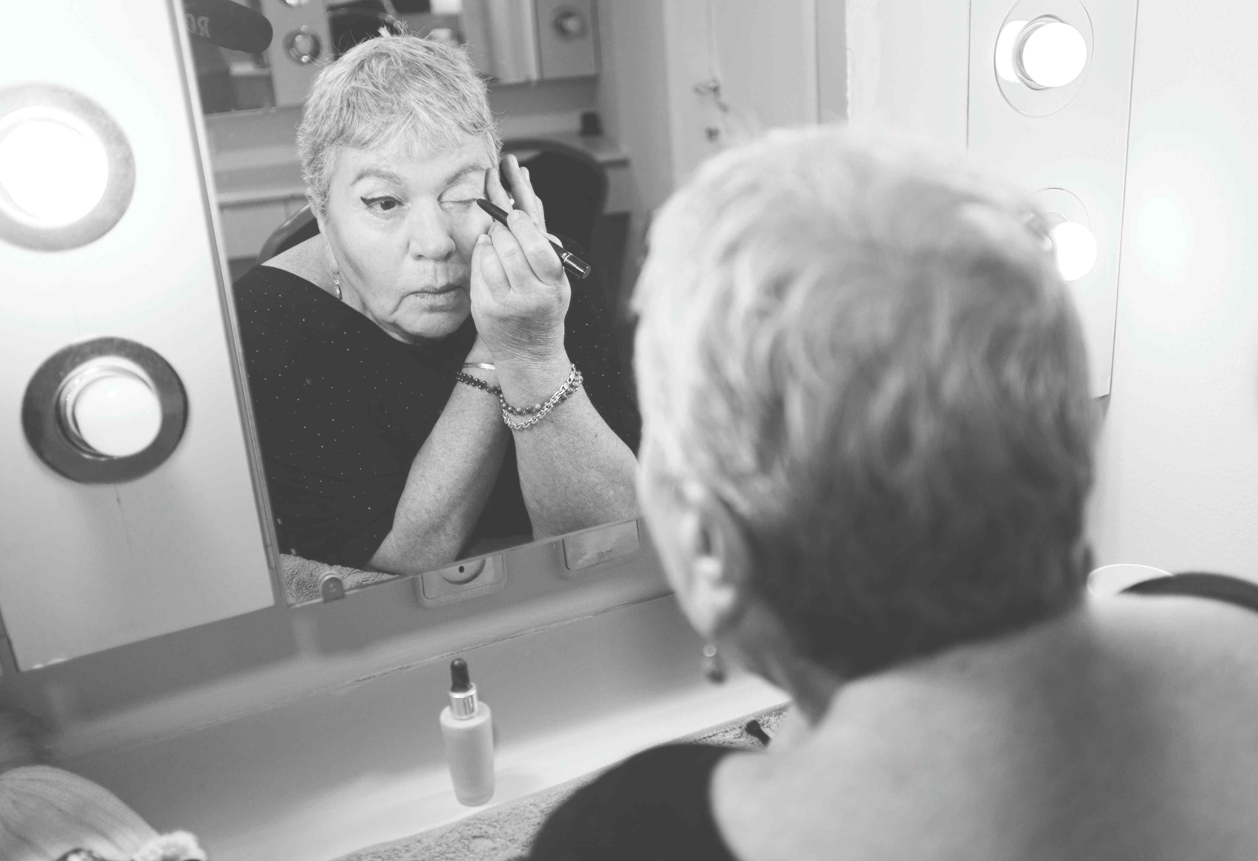 תיקי דיין נמצאת בחדר איפור מאחורי הקלעים ומתאפרת