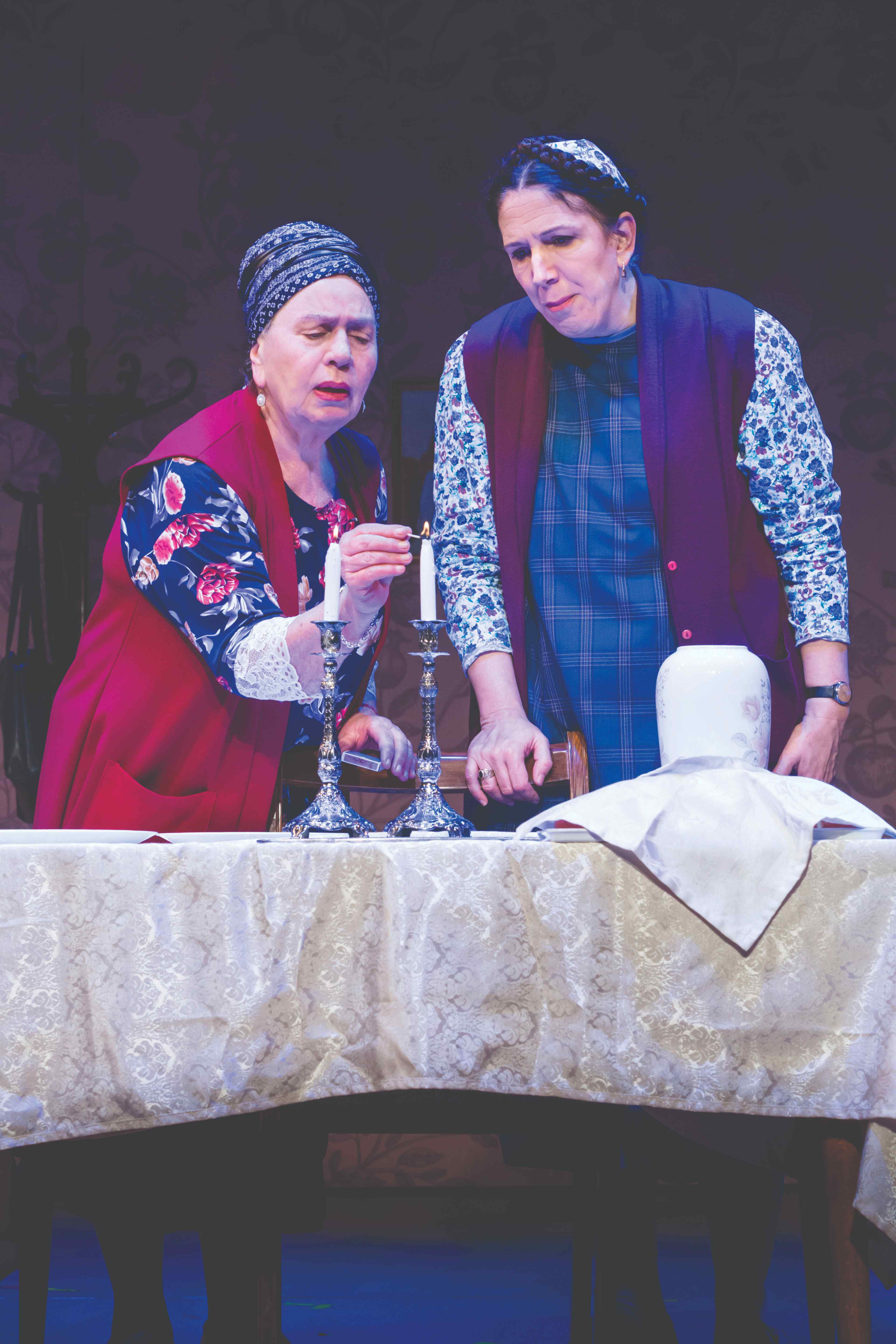 תיקי דיין מופיעה בהצגה כשלצידה שחקנית נוספת ומדליקות נרות שבת 